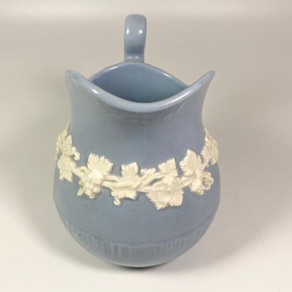 1950s Wedgwood Queensware Embossed Cream On Blue Creamer Sugar Bowl - Picture 10 of 16